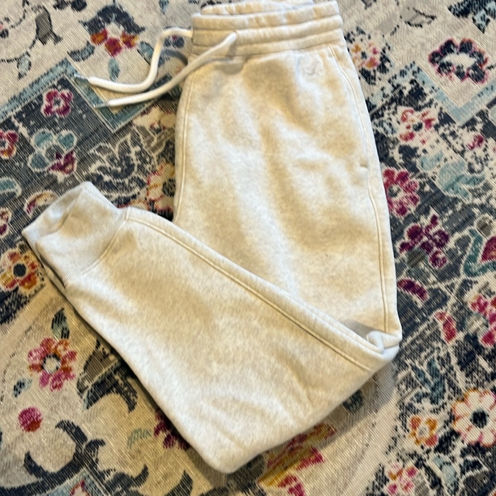 Like new- worn 1x. Hollister adult small joggers